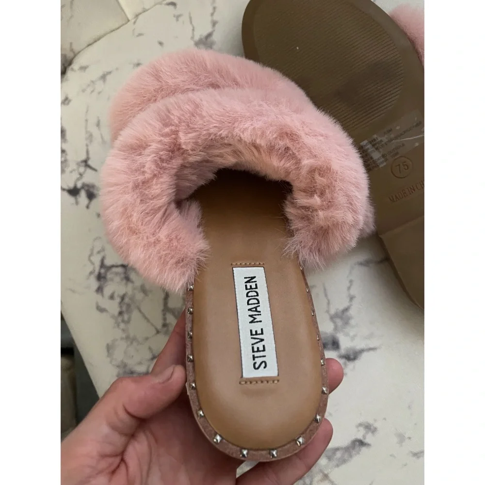 Steve Madden fuzzy slides 7.5 - Picture 5 of 6